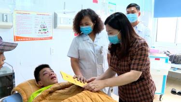 Phó Chủ tịch UBND tỉnh Vũ Thị Hiền Hạnh thăm hỏi, trao hỗ trợ cho các nạn nhân đang điều trị tại Bệnh viện Đa khoa tỉnh